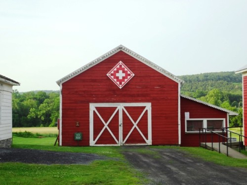 Lacko_Barn_w-Quilt
