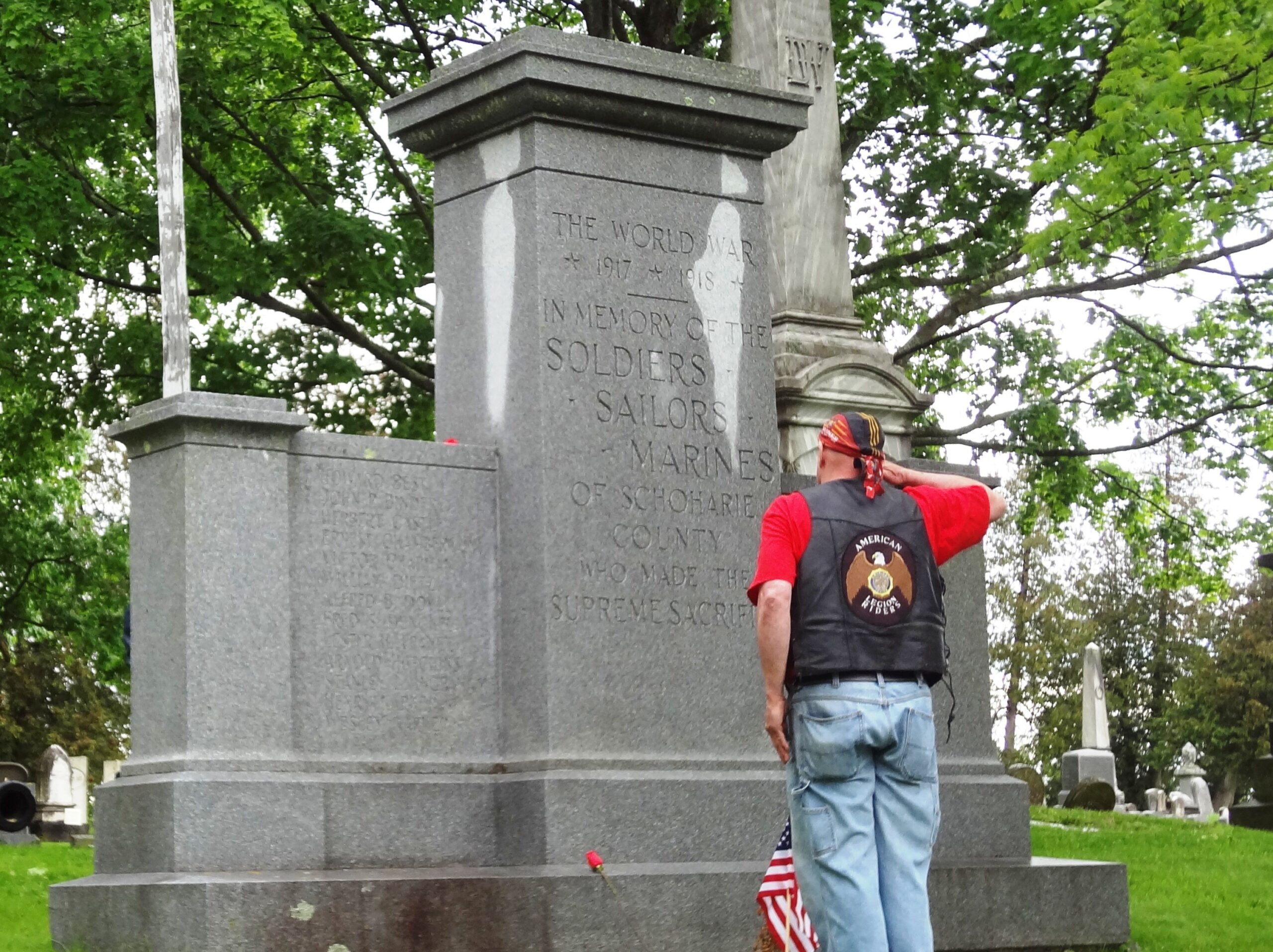 Saluting to World War I Monument.
